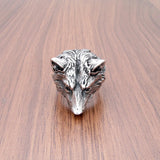 Herrenring aus 316L Edelstahl in Silberoptik mit detailliertem Wolfskopf-Design - Siegelring-shop