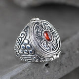 Silber Siegelring mit rotem Edelstein und kunstvollem Ornamentdesign S925