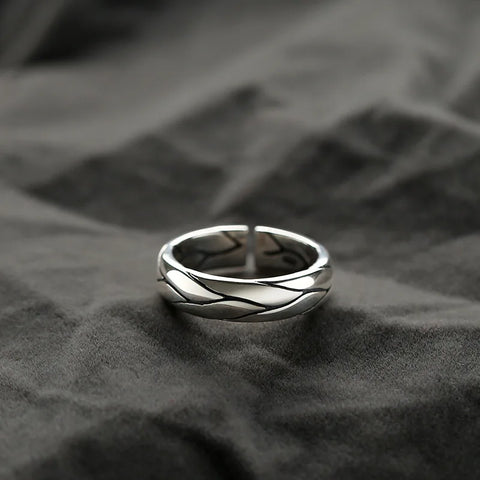 Edles Herrenring in Schwarz mit Facettendesign aus Edelstahl für den Gotik-Stil - Siegelring-shop