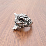 Herrenring aus 316L Edelstahl in Silberoptik mit detailliertem Wolfskopf-Design - Siegelring-shop