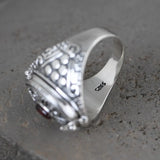 Silber Siegelring mit rotem Edelstein und kunstvollem Ornamentdesign S925