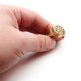 Goldfarbener Siegerring mit Templer-Kreuz und kunstvollem