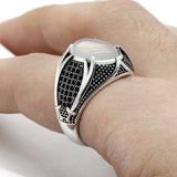 Männerring aus 925er Silber mit ovalem, weißem Stein und schwarze
