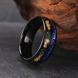 Schwarzer Herrenring mit goldenen und blauen Kunststeine