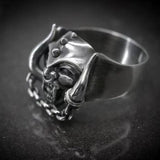 Herrenring in Silberoptik mit Totenkopf Punk-Stil und Kettenverzierung - Siegelring-shop
