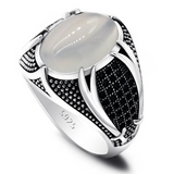 Männerring aus 925er Silber mit ovalem, weißem Stein und schwarze