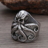 Gothischer Edelstahl Herrenring mit Oktopus- und Totenkopfmotiv in Silberoptik - Siegelring-shop