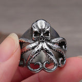 Gothischer Edelstahl Herrenring mit Oktopus- und Totenkopfmotiv in Silberoptik - Siegelring-shop