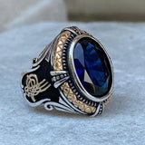 Herrenring mit blauen Kristall und einzigartiger Gravur Geometrisches