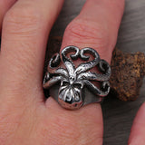 Gothischer Edelstahl Herrenring mit Oktopus- und Totenkopfmotiv in Silberoptik - Siegelring-shop