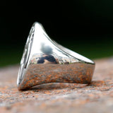Herren-Siegelring mit Alien-Schädelmotiv aus Edelstahl in Schwarz und Silber - Siegelring-shop