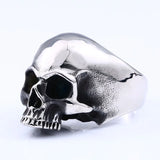 # Handgefertigter Herrenring mit Totenkopf aus 316L Edelstahl in antikem Silber - Stylish und markant