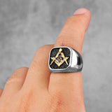 Masonic-Signetring mit goldenem Emblem und schwarzem Hintergrund