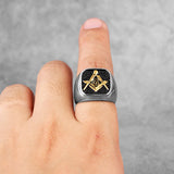 Masonic-Signetring mit goldenem Emblem und schwarzem Hintergrund