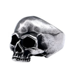 # Handgefertigter Herrenring mit Totenkopf aus 316L Edelstahl in antikem Silber - Stylish und markant