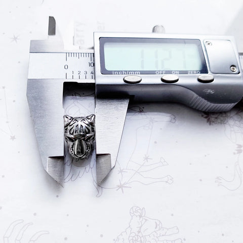 # Silberner Männer Ring mit Löwenkopf-Design und Saphir-Augen – 925 Sterling Silber Schmuckstück für starke Persönlichkeiten