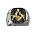 Masonic-Signetring mit goldenem Emblem und schwarzem Hintergrund