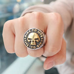 Edelstahl Biker-Ring "Live to Ride" mit Flammen-Schädel Motiv in Silberoptik - Siegelring-shop