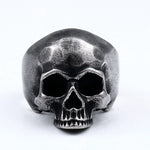 # Handgefertigter Herrenring mit Totenkopf aus 316L Edelstahl in antikem Silber - Stylish und markant