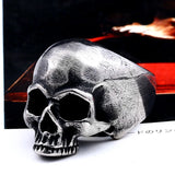 # Handgefertigter Herrenring mit Totenkopf aus 316L Edelstahl in antikem Silber - Stylish und markant