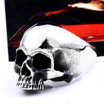 # Handgefertigter Herrenring mit Totenkopf aus 316L Edelstahl in antikem Silber - Stylish und markant