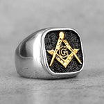 Masonic-Signetring mit goldenem Emblem und schwarzem Hintergrund