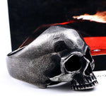 # Handgefertigter Herrenring mit Totenkopf aus 316L Edelstahl in antikem Silber - Stylish und markant