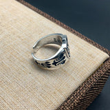 Herren-Signet-Ring aus Silber mit schwarzem Emblem und floralen De