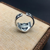 Herren-Signet-Ring aus Silber mit schwarzem Emblem und floralen De