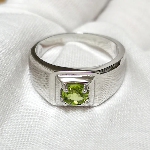 **H1: Handgefertigter Herrenring mit natürlichem grünen Peridot, 925 Silber, elegant poliert, 5,5 mm Edelstein**