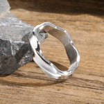Ring für Männer Oxidierter verdrehter Edelstahl-Fingerband in Schwarz und Silber