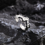 # Offener Ring für Männer und Frauen aus Edelstahl mit unregelmäßiger Lava-Struktur und verstellbarem Design in Schwarz und Silber