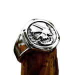 Edelstahl Piratenschädel Ring für Herren mit graviertem Emblem in Silber