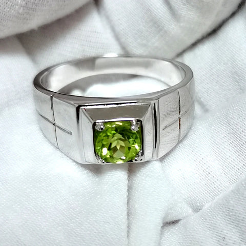925er Silber-Ring mit 6mm natürlichem grünen Peridot