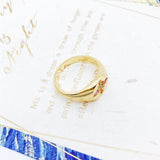 Złoty pierścień sygnetowy z kolorowymi kamieniami i wyjątkowym emblematem dla mężczyzn