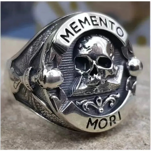 Memento Mori Skull Signetring aus Silber mit eingraviertem Emblem und schwarze