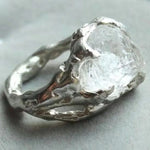 Ring mit unregelmäßigem Kristall in Silber