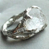 Ring mit unregelmäßigem Kristall in Silber