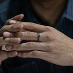 Ring für Männer Oxidierter verdrehter Edelstahl-Fingerband in Schwarz und Silber
