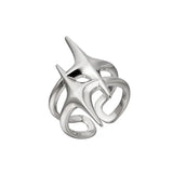 Handgefertigter silberner Männer-Ring mit spitzen Designelemente