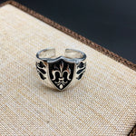 Herren-Signet-Ring aus Silber mit schwarzem Emblem und floralen De