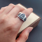 Herren-Signet-Ring aus Silber mit schwarzem Emblem und floralen De