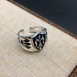 Herren-Signet-Ring aus Silber mit schwarzem Emblem und floralen De