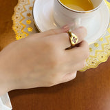 Złoty pierścień sygnetowy z kolorowymi kamieniami i wyjątkowym emblematem dla mężczyzn