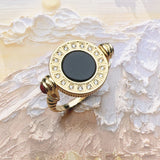 Złoty pierścionek z czarnym onyksem i grawerowanymi cyrkoniami