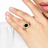 Złoty pierścionek z czarnym onyksem i grawerowanymi cyrkoniami
