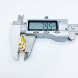 Złoty pierścień sygnetowy z kolorowymi kamieniami i wyjątkowym emblematem dla mężczyzn