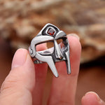 Gothic MF DOOM Maske Ring aus Edelstahl mit rotem Stein