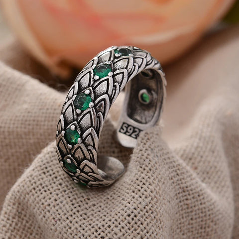 Ring mit Retro-Schlangenschuppen-Design grünen Kristalle