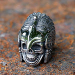 Männer-Ring mit Totenkopf-Design aus hochwertigem Edelstahl – Silberfarben, detailreiche Gravur und Kriegshelm-Emblem - Siegelring-shop